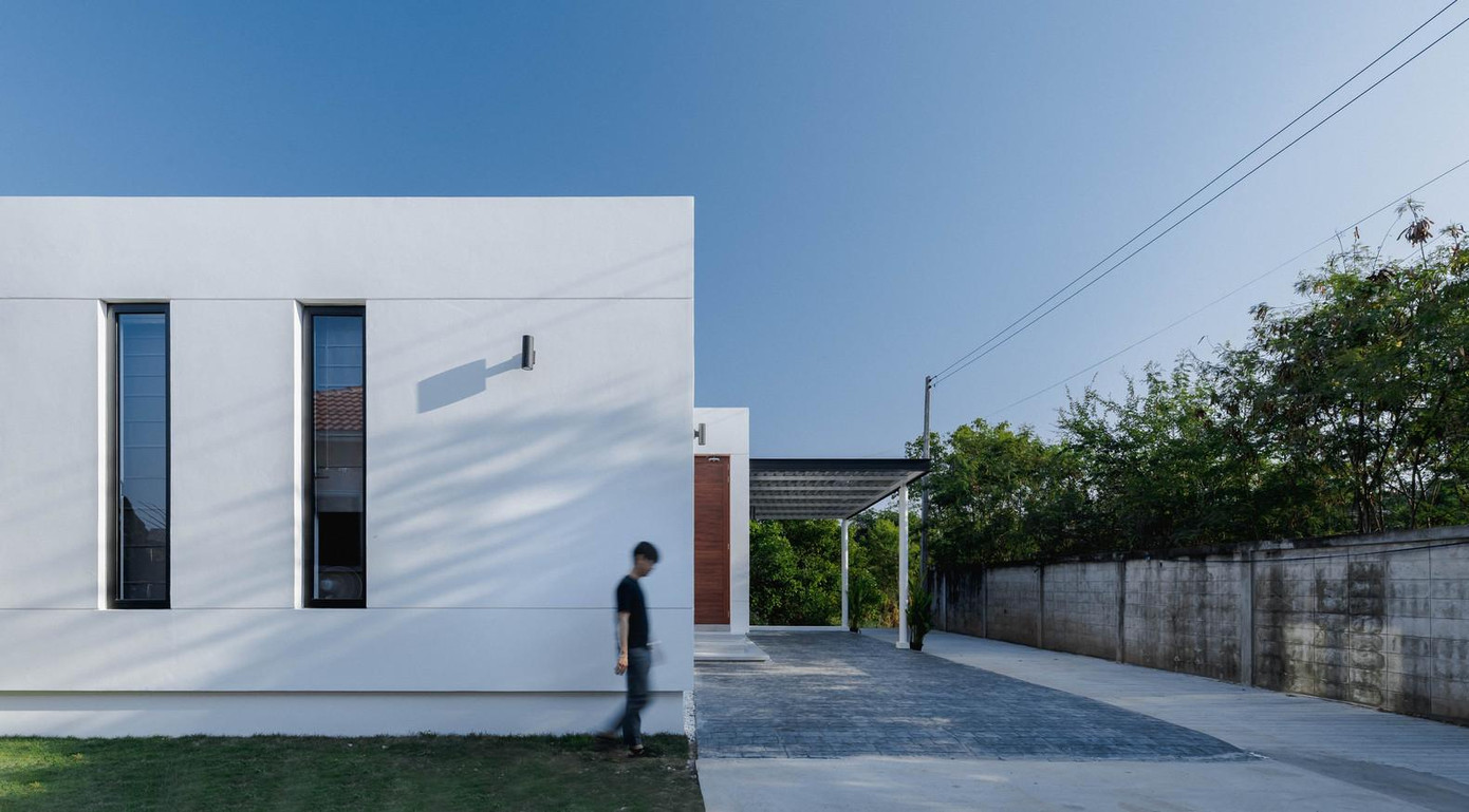 Cạnh còn lại của chữ U là khu vực của 3 phòng ngủ. Các phòng ngủ đều bố trí nhiều ô thoáng để không gian luôn tràn ngập ánh sáng.