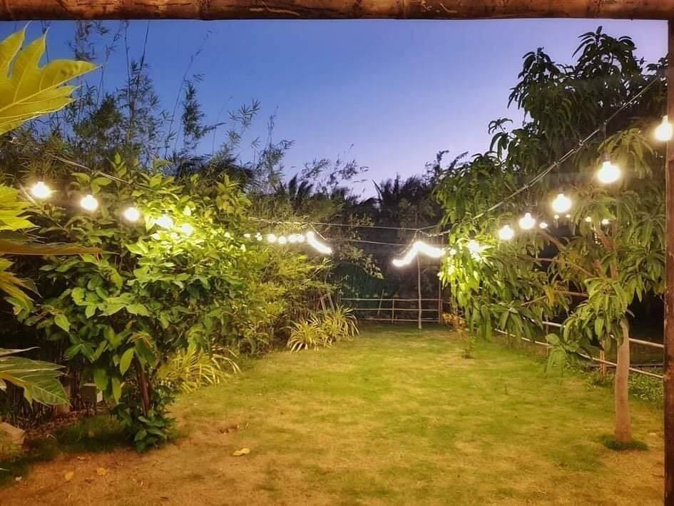 Từ đó, KTS tự tay thiết kế, mở rộng ngôi nhà thành một căn villa tiện tích, vừa làm nơi ở vừa là địa điểm đón tiếp những vị khách tới thăm.