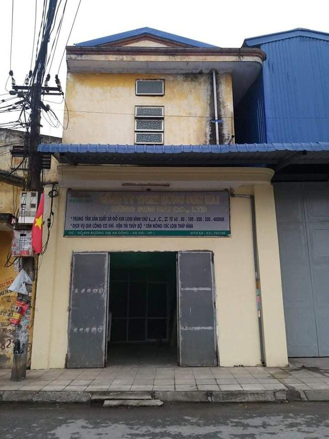 Ngôi nhà 2 tầng, rộng 40m2 này là món quà của bố dành tặng một cặp vợ chồng là giáo viên dạy mỹ thuật. Tuy nhiên, do ngôi nhà xây dựng cách đây đã 30 năm nên bắt đầu xuống cấp, bí bách, thiếu sáng, đồ đạc trong nhà bị ẩm mốc. Đồng thời, do gia đình hiện tại đã có thêm thành viên mới nên điều kiện sinh hoạt cũng như công năng không còn phù hợp.