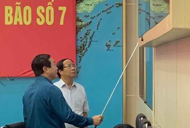 Phó Thủ tướng theo dõi diễn biến bão số 7, tình hình mưa lũ trên bản đồ dự báo thiên tai. Ảnh VGP/Đức Tuân Phó Thủ tướng theo dõi diễn biến bão số 7, tình hình mưa lũ trên bản đồ dự báo thiên tai. Ảnh VGP/Đức Tuân