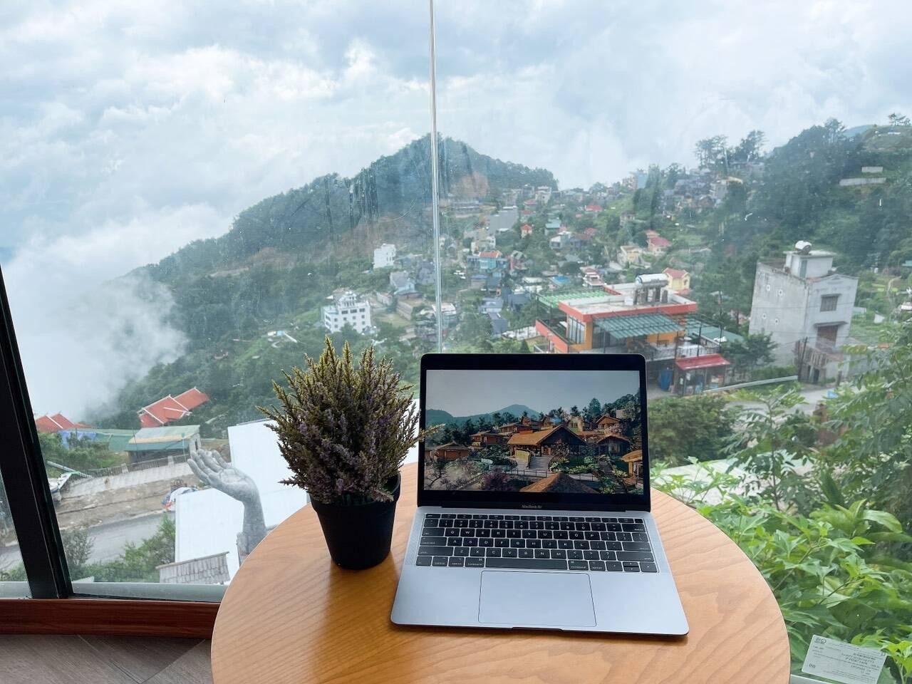 Tường kính giúp không gian trong nhà luôn tràn ngập ánh sáng tự nhiên và có tầm nhìn tuyệt đẹp, không khác gì một căn penhouse sang chảnh.