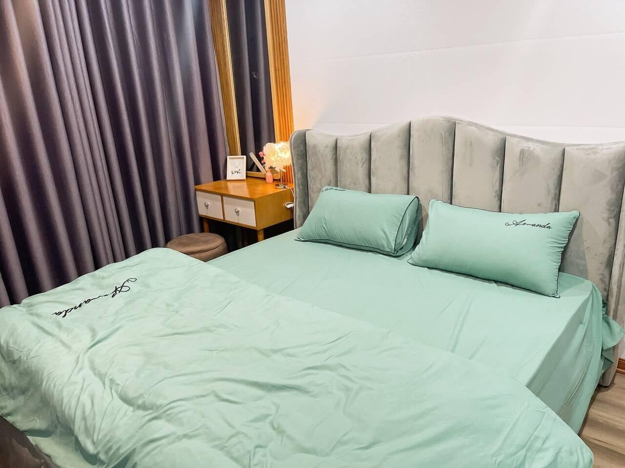 Hai phòng ngủ nằm cạnh nhau, trong đó một phòng ưu tiên gam màu xanh nhẹ dịu.