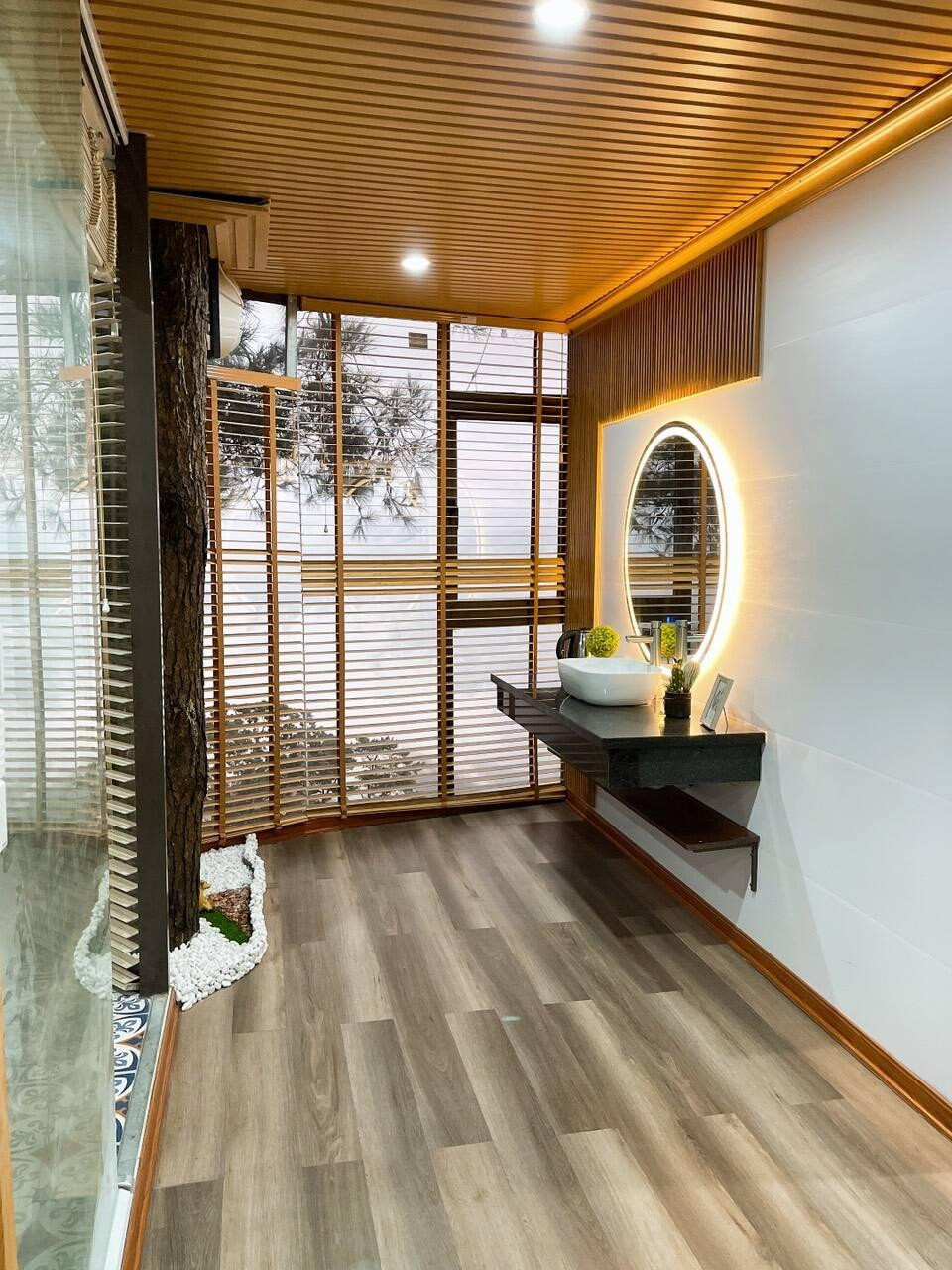 Công trình sử dụng 2 vật liệu chính là kính và gỗ siêu nhẹ để ngôi nhà nổi bật và hòa vào cảnh quan xung quanh. Mọi chi tiết đều được xử lý chống thấm và tránh mưa dột.