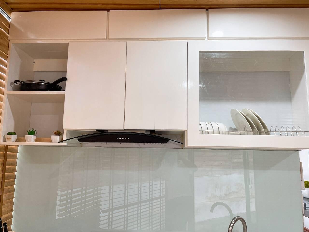 Bếp và phòng khách nằm chung trong một không gian.