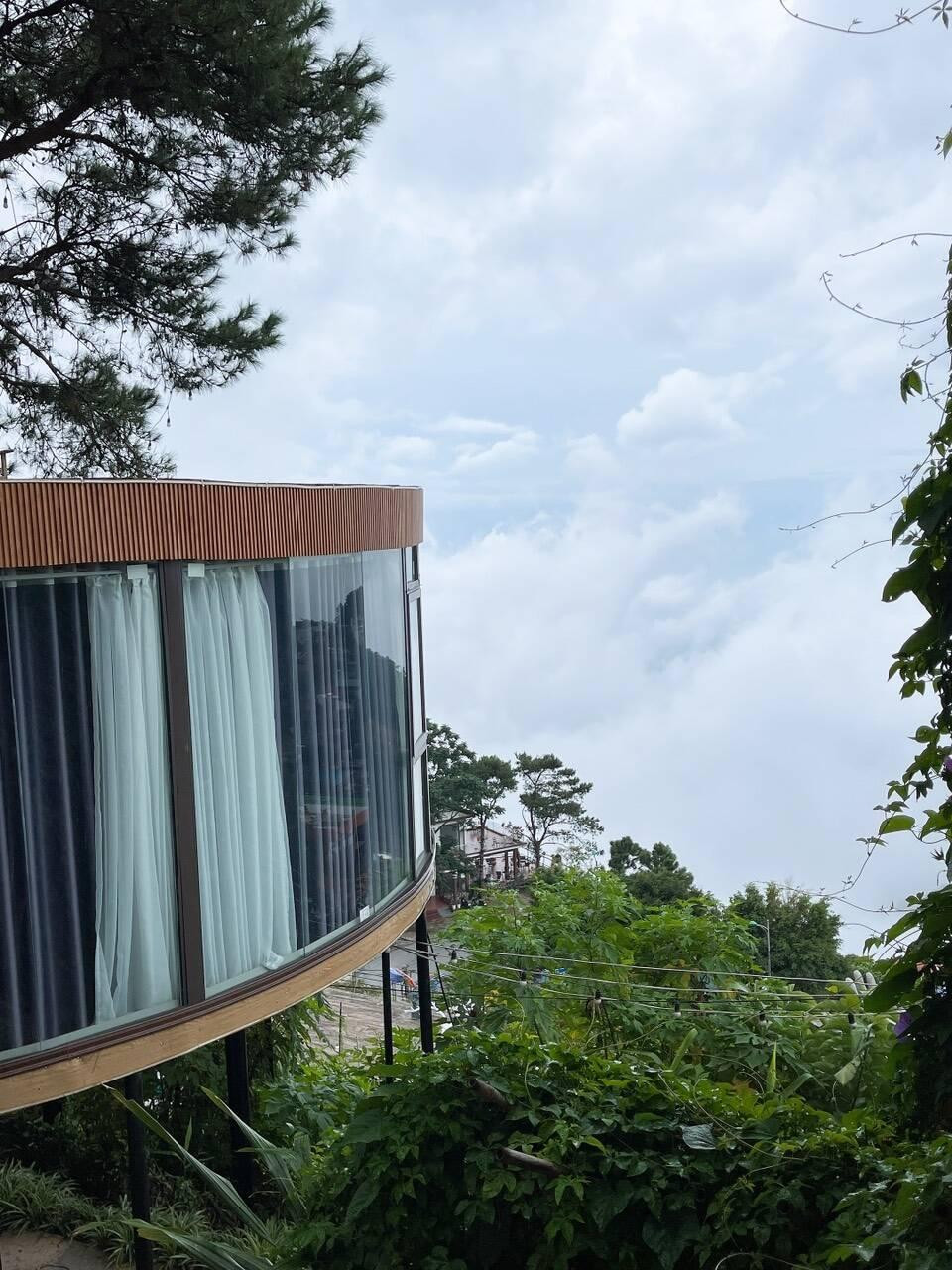 Để đảm bảo sự riêng tư và tránh ánh nắng gay gắt vào những ngày hè, gia chủ còn lắp đặt hệ thống rèm cửa.