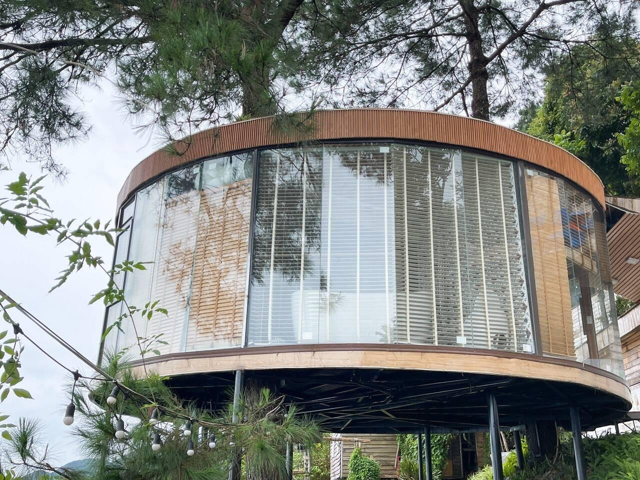 Đối với hệ kết cấu ngôi nhà, gia chủ vẫn sử dụng những vật liệu xây dựng quen thuộc của nhà mặt đất nhưng thi công cẩn thận để tạo độ liên kết cứng, vững chắc. Còn hệ kết cấu liên kết nhà với cây, gia chủ chú trọng tạo phần khung cứng cáp, có nhiều trụ làm điểm tựa để nhà không bị rung lắc khi có gió lớn.