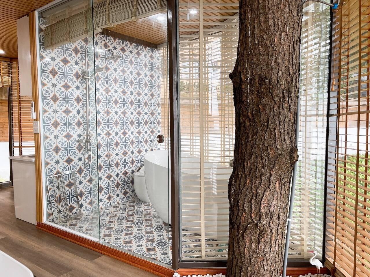 Nhà tắm lắp đặt đầy đủ thiết bị vệ sinh hiện đại không khác gì trong các biệt thự nghỉ dưỡng.