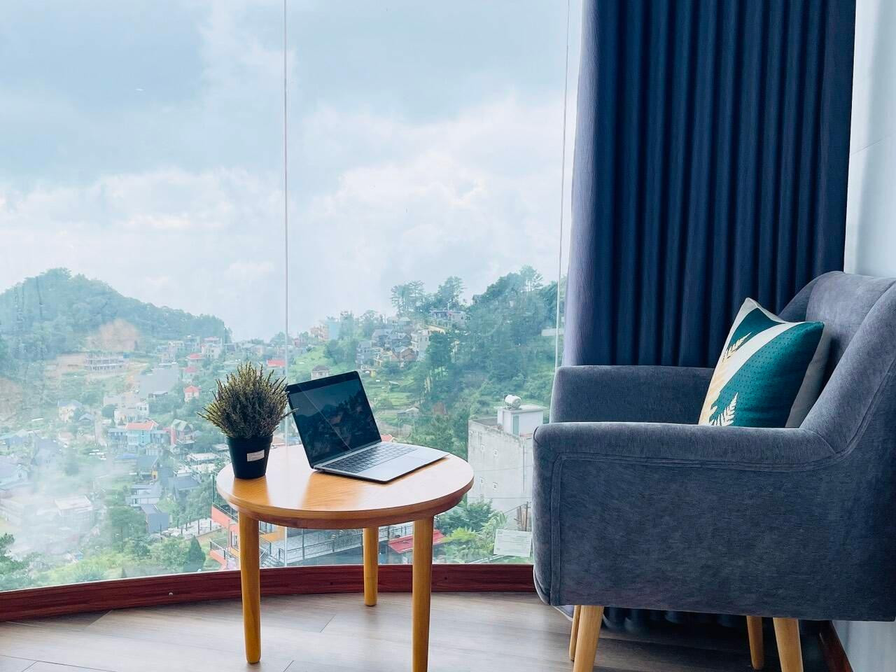 Nội thất trong nhà ưu tiên những đồ nhỏ gọn, tinh tế, mọi thứ được bài trí theo phong cách hiện đại, có màu sắc chủ đạo là màu trung tính giúp không gian thoáng rộng.