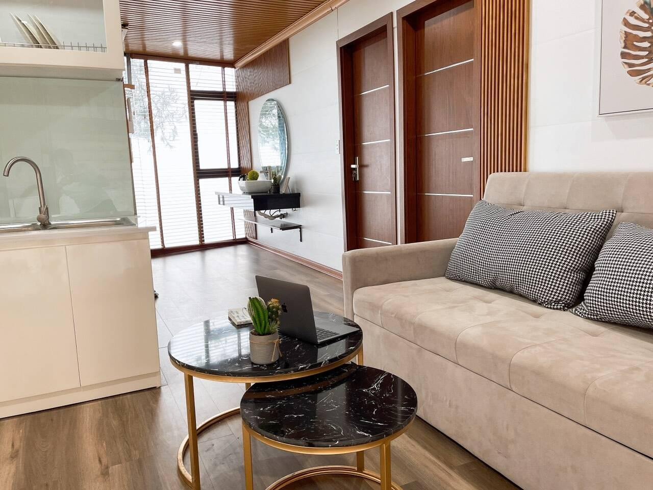 Nhà bao gồm 1 phòng khách, 1 bếp, 2 phòng ngủ, 1 nhà vệ sinh có bồn tắm sục massage.