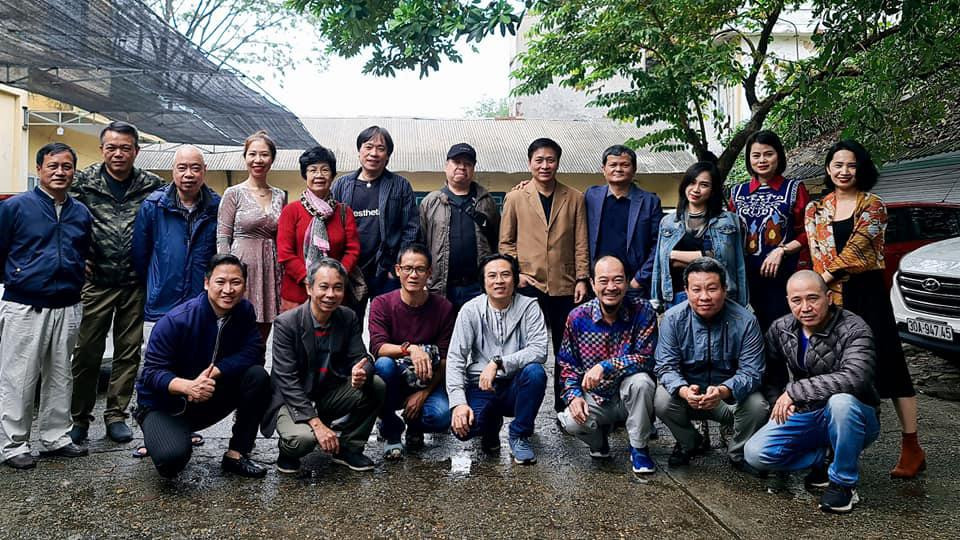 Diễn viên Quốc Tuấn chụp ảnh kỷ niệm ngày 19/10 tại Hãng phim truyện Việt Nam. Diễn viên Quốc Tuấn chụp ảnh kỷ niệm ngày 19/10 tại Hãng phim truyện Việt Nam.