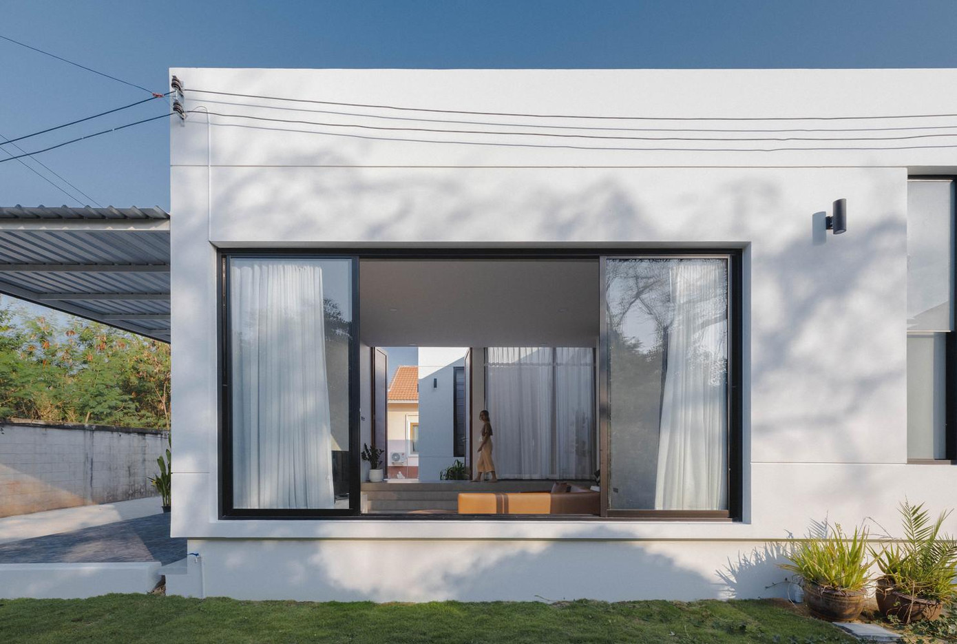 Tất cả các cửa trong nhà đều là cửa kính trong suốt có rèm che để ngôi nhà luôn tràn ngập ánh sáng và thông thoáng.