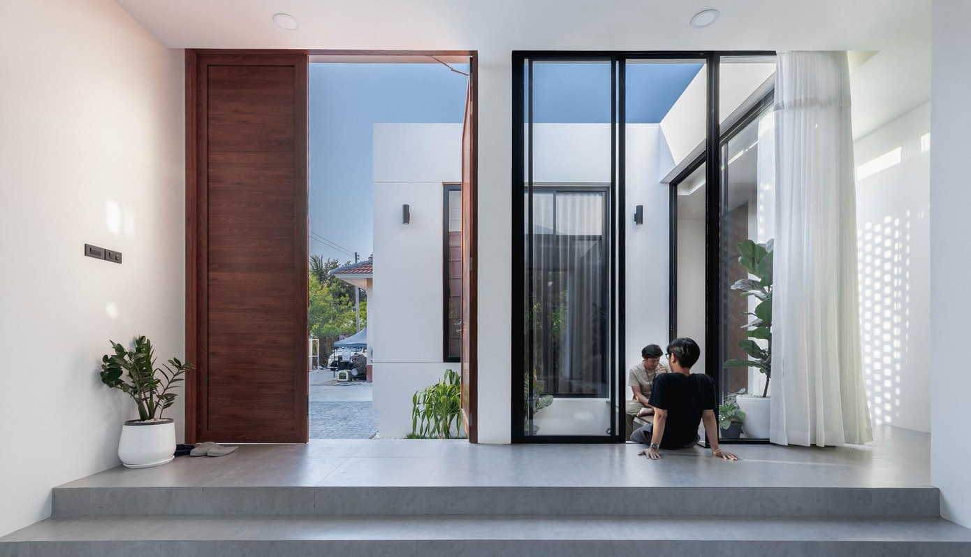 Bên cạnh việc ưu tiên sử dụng nội thất màu nâu để không gian thêm ấm cúng, gia chủ còn đặt nhiều chậu cây xanh trong nhà để tăng thêm sinh khí.