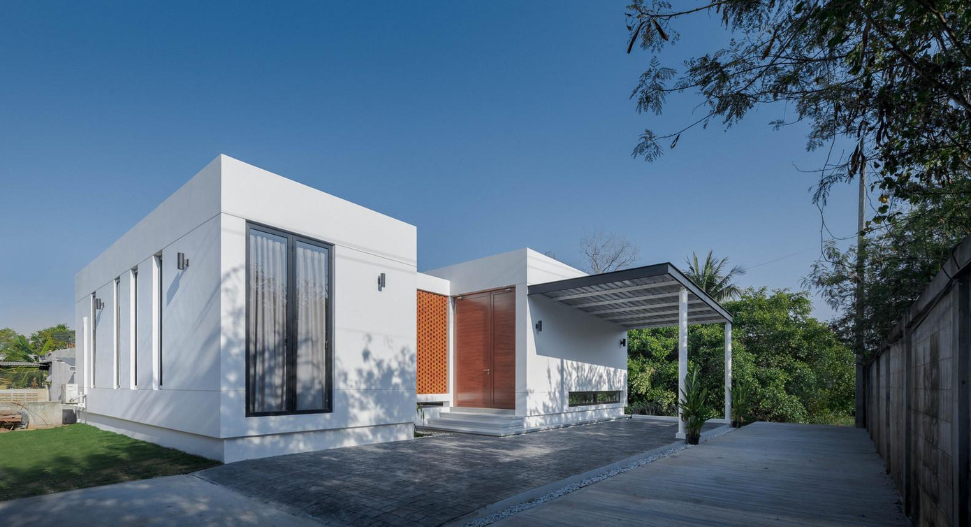 Ngôi nhà này mang tên TSR3, có diện tích 135m2, là nơi sinh sống của 2 người lớn và 3 con chó nằm trong khu dân cư đông đúc ở tỉnh Nakhon Ratchasima (Thái Lan).