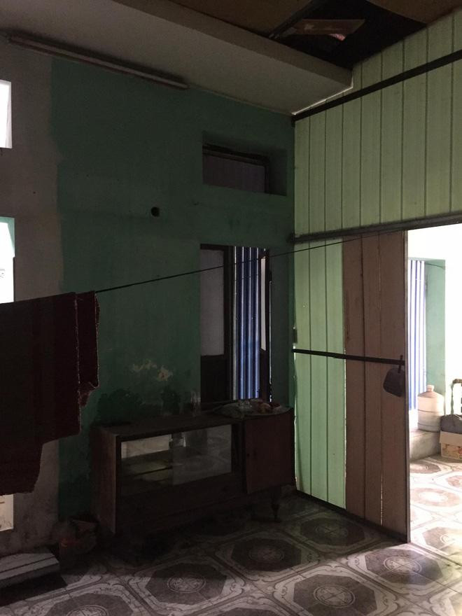 Do kinh phí cải tạo của căn nhà khá giới hạn, nên người em trai là kiến trúc sư (KTS) đề xuất phần thiết kế chủ yếu thiên về đục phá mở rộng không gian cũ và tận dụng hiện trạng có sẵn thay vì xây mới hoàn toàn.