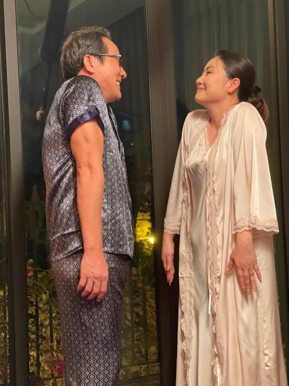 Hậu trường cảnh phim thực hiện lúc 1 giờ sáng của NSƯT Hoàng Hải và diễn viên Ngọc Lan. Hậu trường cảnh phim thực hiện lúc 1 giờ sáng của NSƯT Hoàng Hải và diễn viên Ngọc Lan.