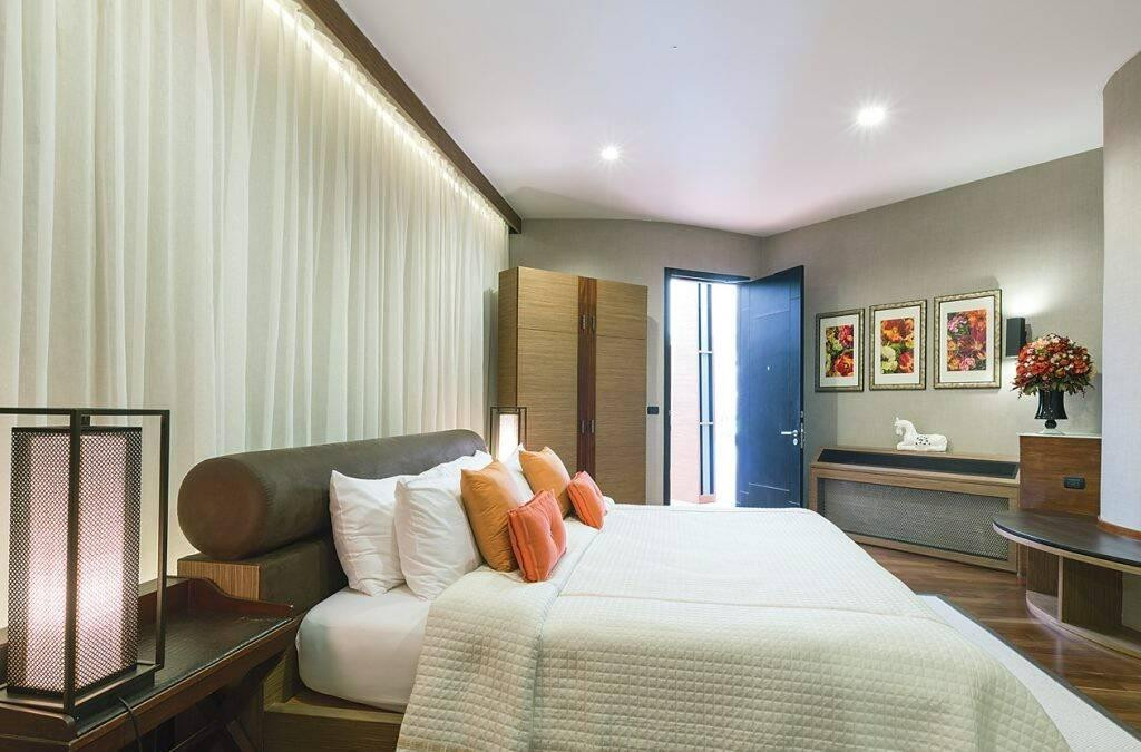 Ngôi nhà hạn chế tối đa việc sử dụng vách ngăn giữa các phòng nhằm giúp mọi người trong nhà nhìn thấy nhau nhiều hơn. Các phòng ngủ được bố trí độc lập nhằm đảm bảo sự riêng tư và yên tĩnh tối đa khi nghỉ ngơi.