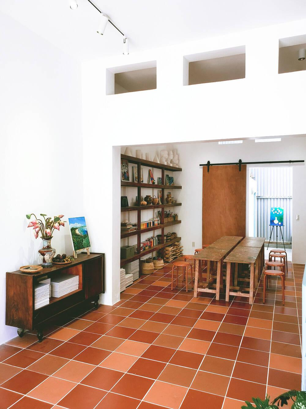 Đặc biệt không gian tầng 1 được tạo điểm nhấn bằng phần gạch lát theo các ô màu ngẫu nhiên để các học sinh khi đến đây học có thể chơi nhảy lò cò trên những ô gạch này.