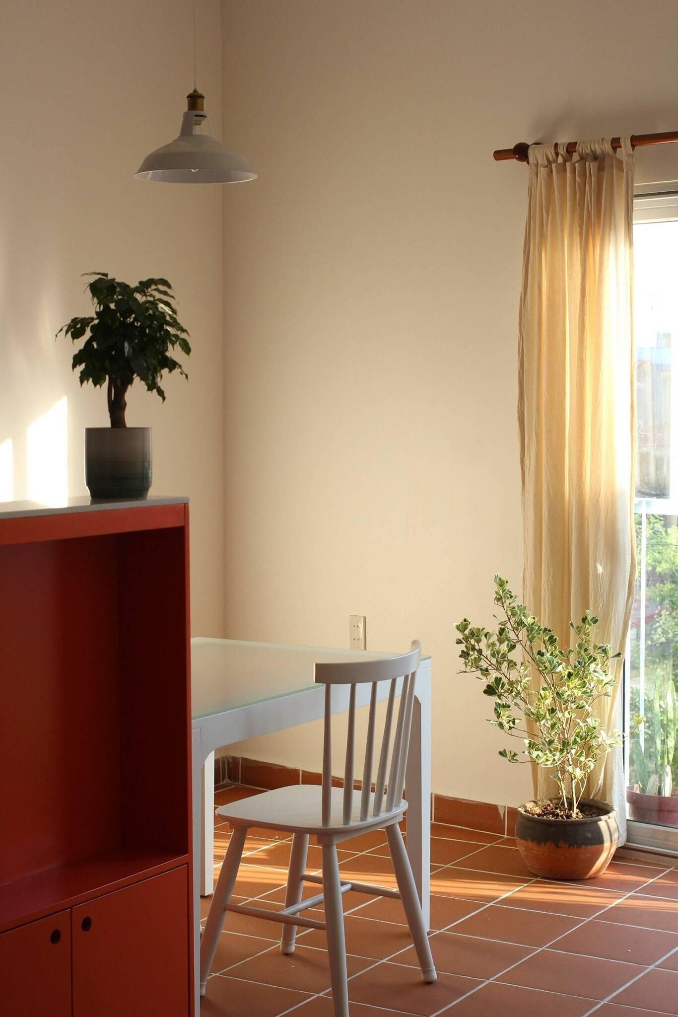 Ánh sáng tự nhiên chiếu vào nhà qua khung cửa sổ, tạo nên một góc thư giãn thật đẹp vào buổi chiều