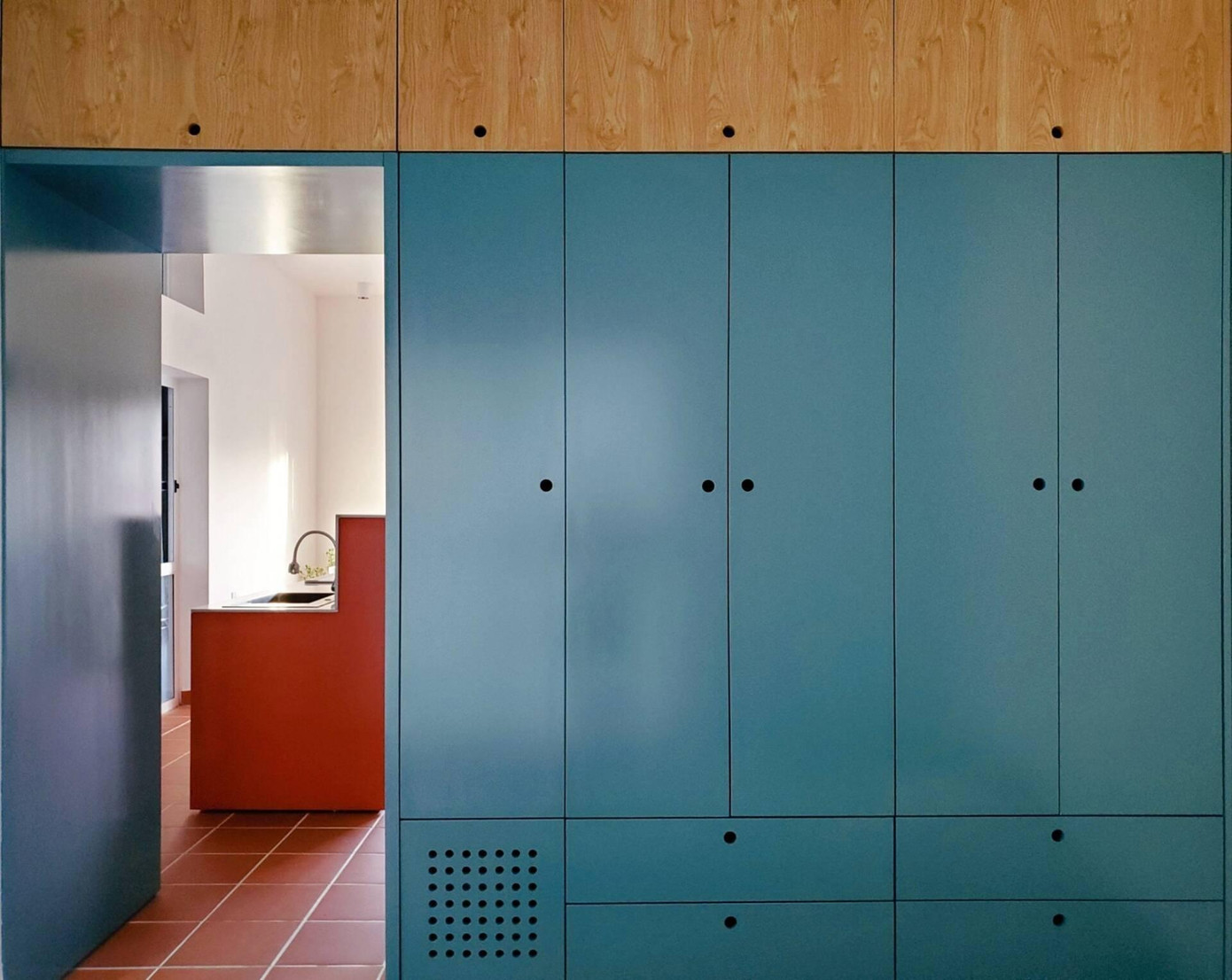 Gia chủ lựa chọn tủ 2 mặt vừa có tác dụng cất trữ đồ vừa được tận dụng làm vách ngăn giữa phòng khách và phòng ăn, một giải pháp rất hợp lý với ngôi nhà có diện tích nhỏ.