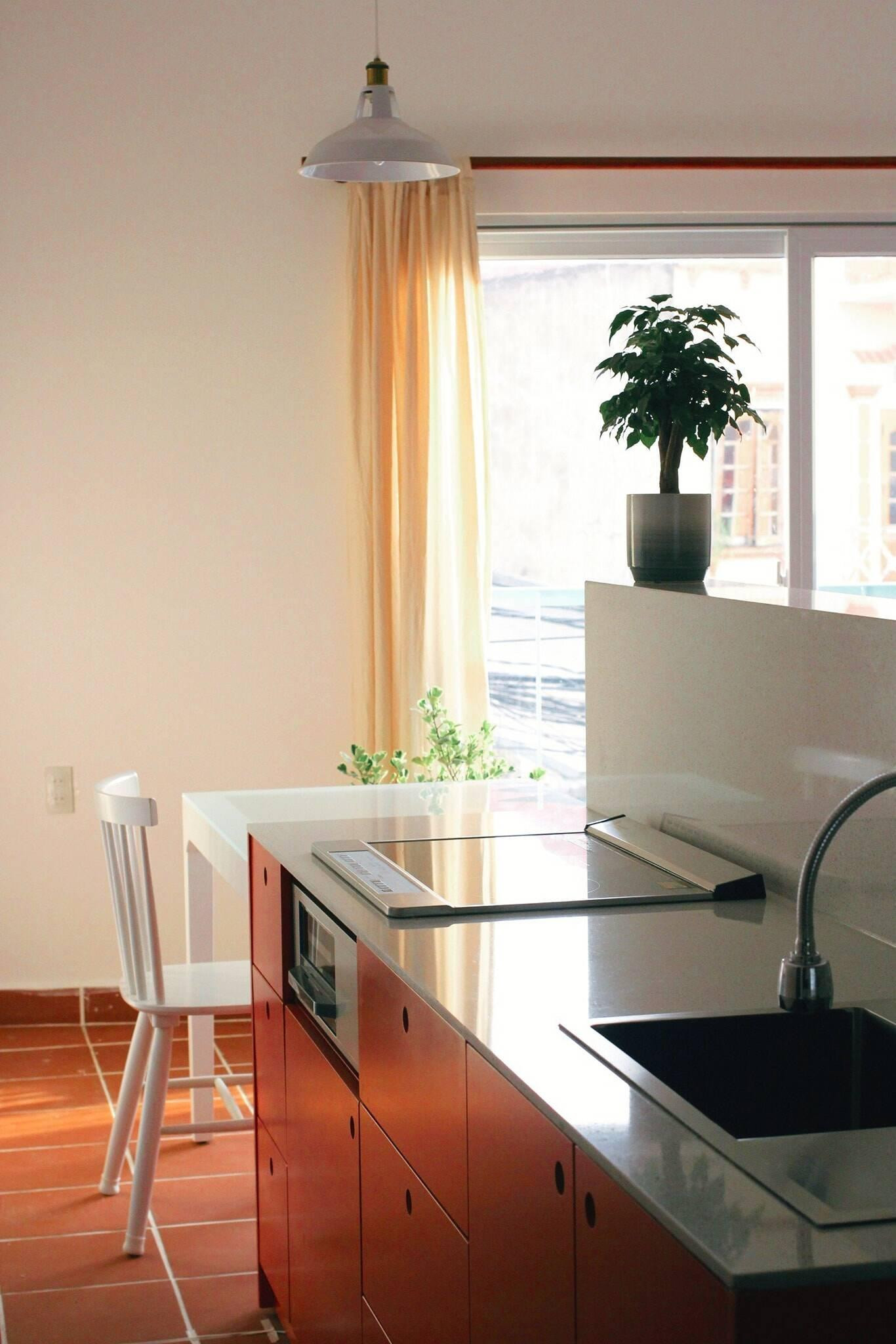 Gia chủ thích ánh sáng tự nhiên nên KTS đã thiết kế nhiều khoảng hở để đón ánh sáng vào nhà