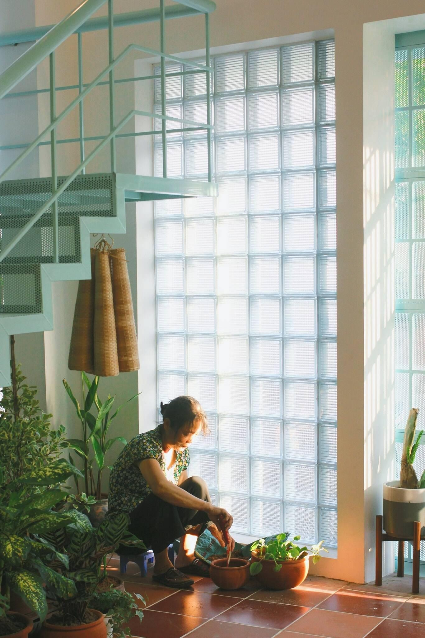 Gia chủ cũng đưa những khoảng xanh vào các phòng công năng để không gian sống gần gũi hơn với thiên nhiên.