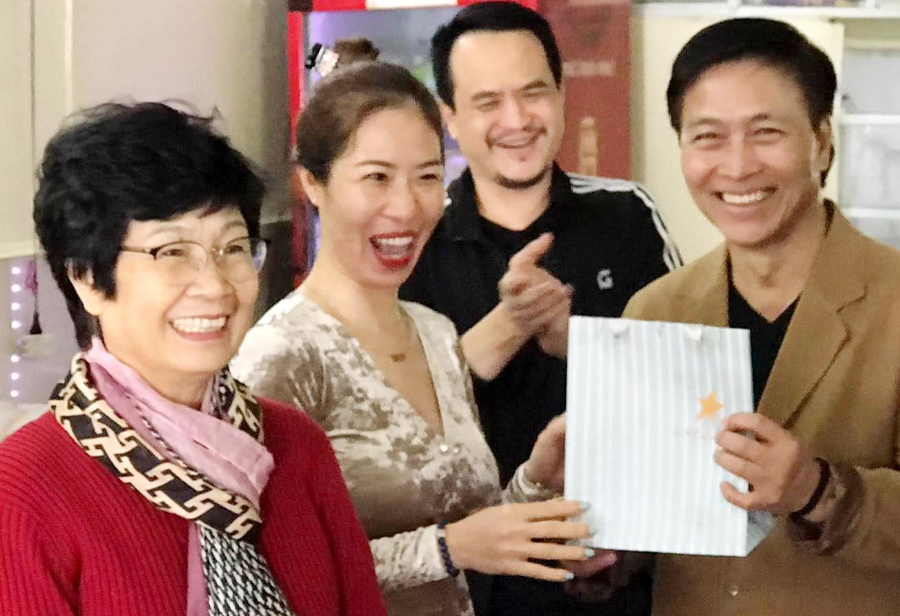 Các nghệ sĩ tự tổ chức tiệc và tặng quà cho diễn viên Quốc Tuấn nhân dịp anh nghỉ hưu. Các nghệ sĩ tự tổ chức tiệc và tặng quà cho diễn viên Quốc Tuấn nhân dịp anh nghỉ hưu.