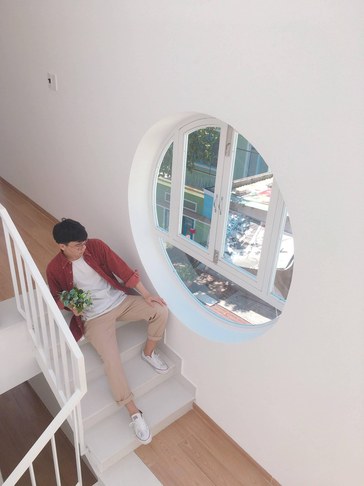 Cầu thang nhỏ nhưng được thiết kế nhiều cửa sổ, là nơi để những bạn trẻ thuê phòng có thể ngồi ngắm cảnh hoặc chụp ảnh.