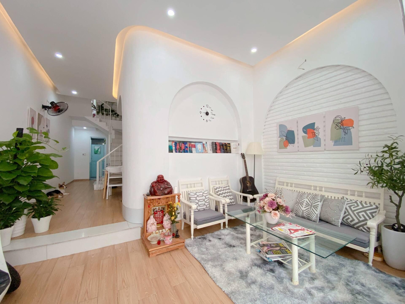 Không gian phòng khách được bố trí gọn gàng, gam màu tinh tế.