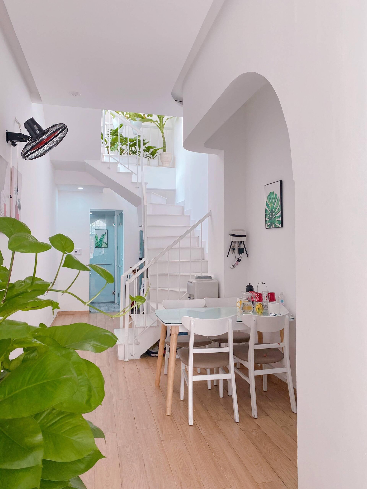 Không gian nhà bếp và phòng ăn nằm nhỏ gọn giữa nhà, nhận được nhiều ánh sáng tự nhiên từ giếng trời. Trong đó phòng bếp “ẩn” sau bức tường có khoảng vòm.