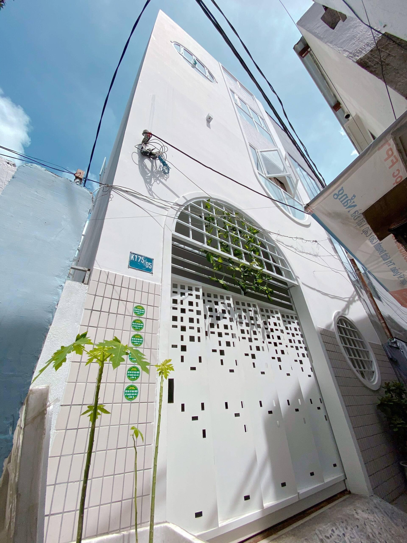 Khó khăn lớn nhất của ngôi nhà là lọt phải thế “đầu voi đuôi chuột” (phần hậu hẹp hơn phần đầu) nên KTS phải phân bổ công năng trong nhà một cách hợp lý và đáp ứng những yêu cầu về phong thuỷ.