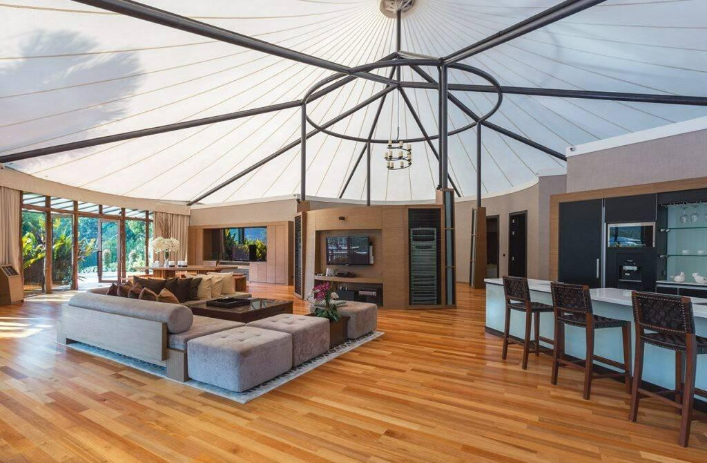 Các không gian trong nhà được bao bọc bởi hệ thống các bức tường cong. Phần mái nhô lên từ mặt sàn đến đỉnh có chiều cao 8m giúp không gian trong nhà luôn thoáng đãng.