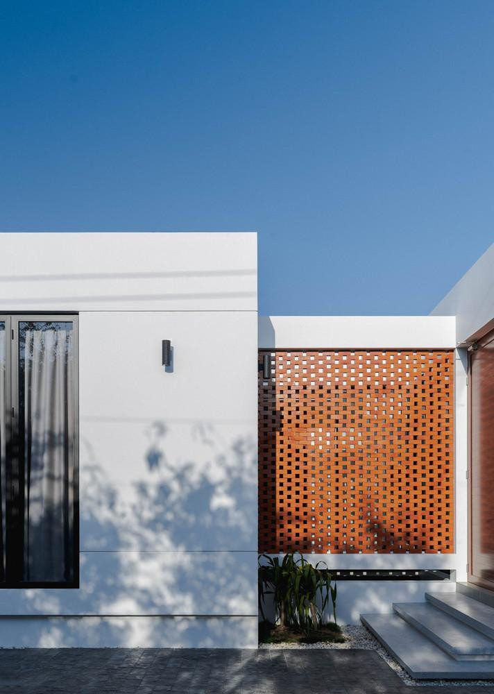 Hai cạnh của chữ U liên kết với nhau thông qua khoảng sân giữa nhà. Sân giữa này có tác dụng đón nắng và gió vào nhà đồng thời là nơi thư giãn của gia chủ và 3 chú chó.