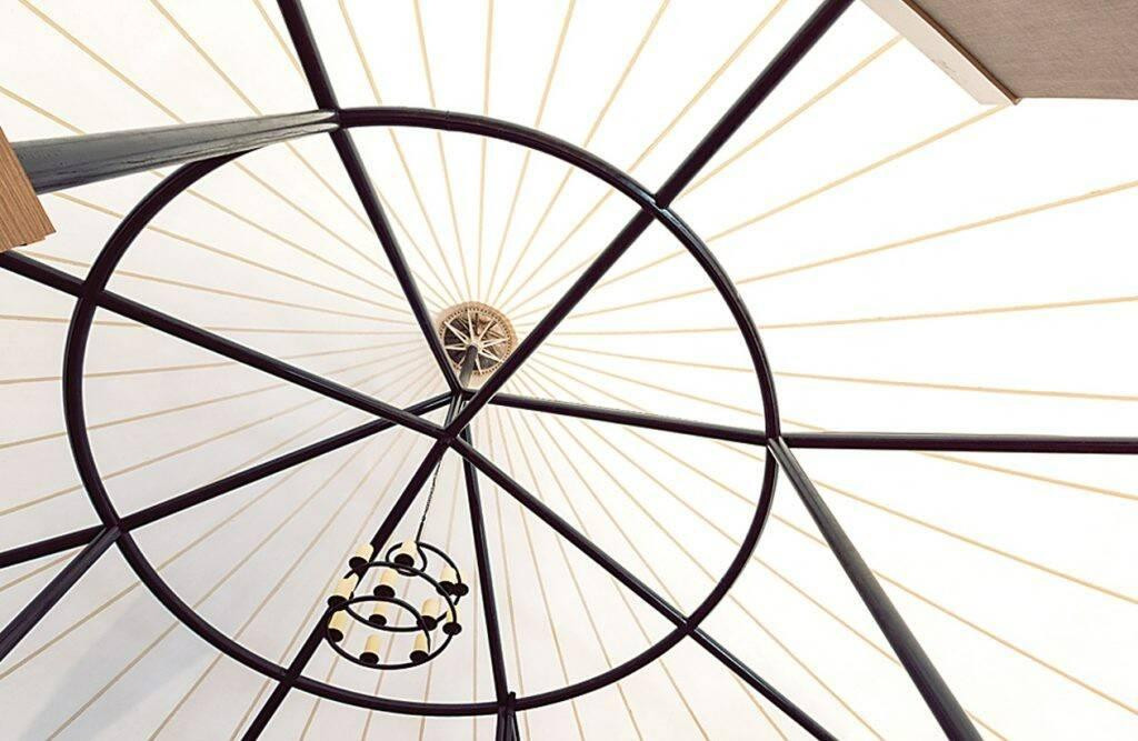 Mái nhà được làm bằng loại vải không thấm nước, độ bền cao, có lớp bảo vệ chống tia cực tím và chống ố.