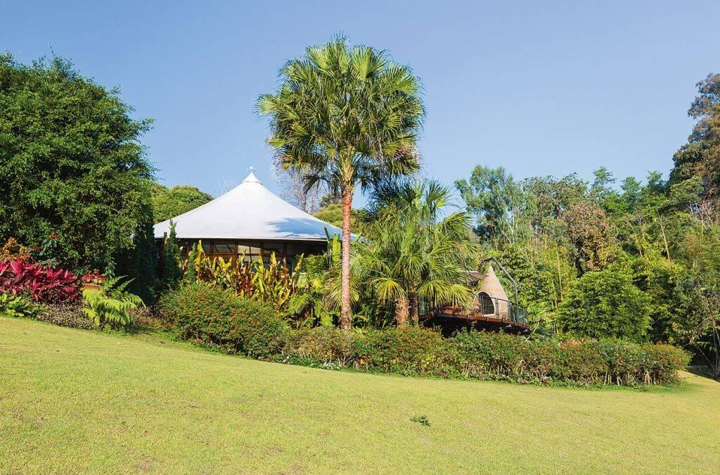 Đây là ngôi nhà 1 tầng lấy cảm hứng từ túp lều truyền thống nhưng xây theo phong cách hiện đại ở Thái Lan. Phía trước nhà trồng rất nhiều cây, mang đến cảm giác tươi xanh, yên tĩnh của vùng nông thôn.