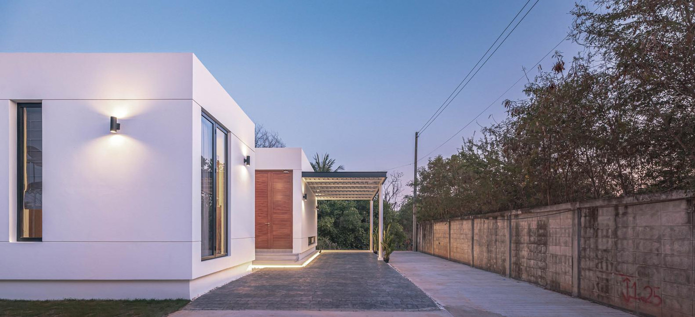 Theo các kiến trúc sư, thiết kế nhà cấp 4 mái bằng đơn giản và tối giản về trang trí như thế này rất phù hợp cho các gia đình có nhiều người trẻ, thích sự trẻ trung, năng động nhưng vẫn đảm bảo tiết kiệm và yên tĩnh.