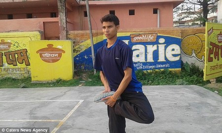 Tự đá vào đầu để lập kỷ lục Guinness ảnh 1