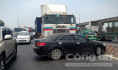 BẢN TIN ATGT: 'Hung thần' container ủi bay 'xế hộp' Camry trên xa lộ ảnh 2