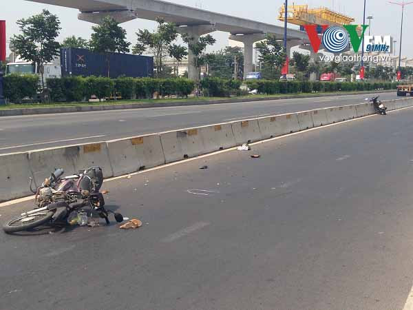 BẢN TIN ATGT: 'Hung thần' container ủi bay 'xế hộp' Camry trên xa lộ ảnh 1