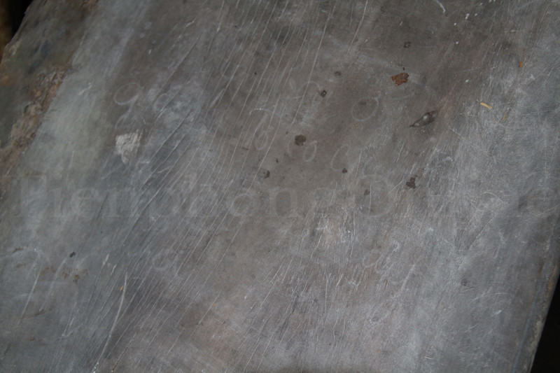 Chữ viết trên bảng vẫn còn lưu lại. Ông ngoại Đức bảo, sẽ giữ lại tấm bảng làm kỷ niệm. Ảnh: Trường Phong