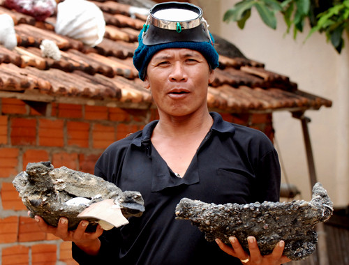 Sau nhiều ngày tìm kiếm, lần đầu tiên các ngư dân trục vớt được nhiều nồi gốm cổ ở vùng biển Châu Tân, xã Bình Châu, huyện Bình Sơn