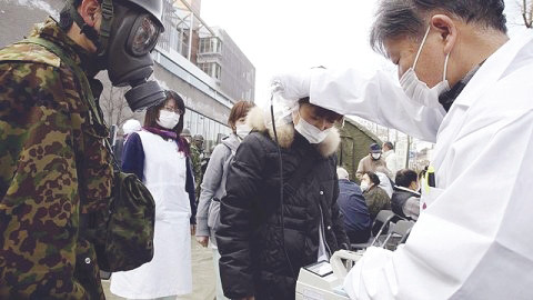 Kiểm tra nhiễm xạ cho người dân gần nhà máy Fukushima	Ảnh: Snippits