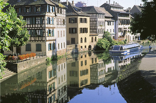  Ở giữa các kênh đào của dòng sông L’ill, tàu thuyền là một phương tiện lý tưởng để ngắm cảnh đẹp tĩnh mịch trong khu phố uốn khúc. Các phương tiện khác như xe đạp, tàu điện ngầm cũng được dùng ở Strasbourg