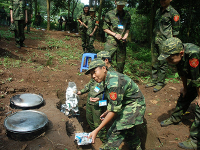 Chiến sĩ nhí thực hành đào bếp Hoàng Cầm