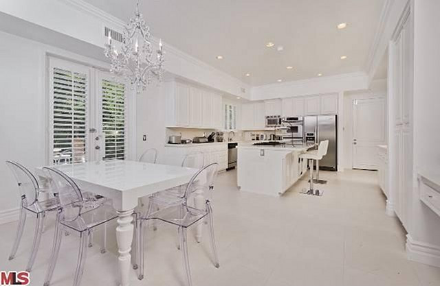 Phòng khách sử dụng gam màu trắng nhưng không hề có cảm giác lạnh lẽo. Phòng bếp mang phong cách Địa Trung Hải. Phòng ngủ có ban công phía ngoài, một không gian lãng mạn!