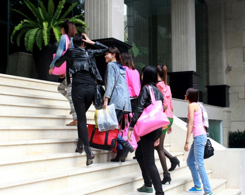 Họ được đưa về khách sạn Royal Lotus