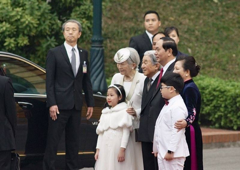Nhà vua và Hoàng hậu Nhật Bản đã tới Hà Nội ảnh 4