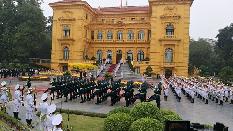 Nhà vua và Hoàng hậu Nhật Bản đã tới Hà Nội ảnh 2