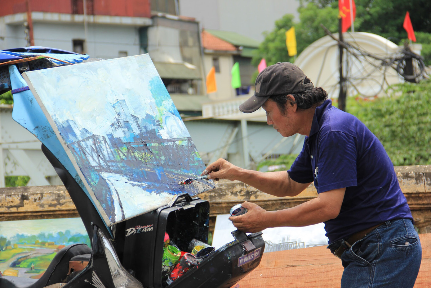 Mong muốn giản dị của họa sĩ nghèo bán tranh trên cầu Long Biên ảnh 3