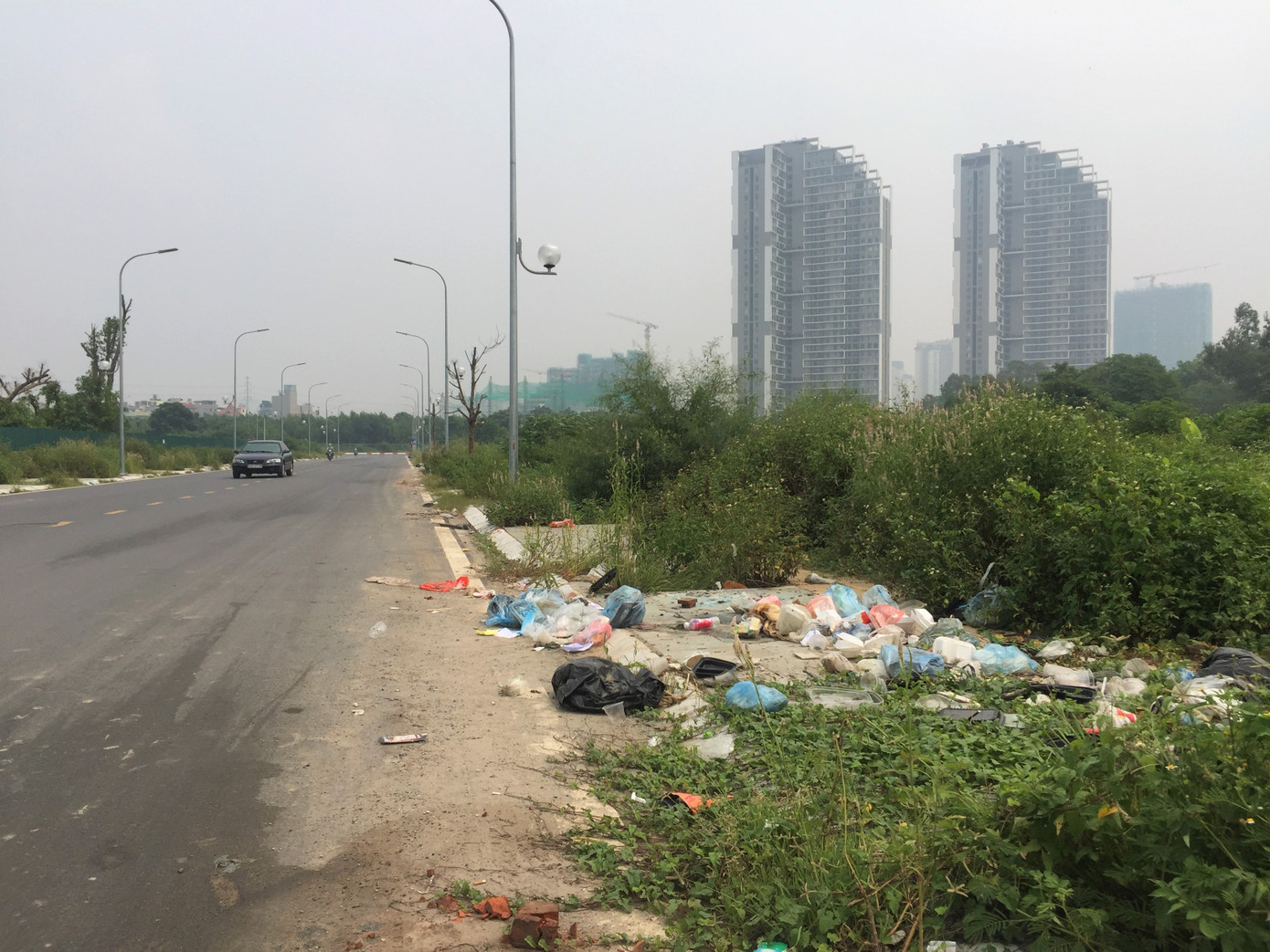 Hố trồng cây trên đường 'trăm tỷ' ở Hà Nội biến thành bãi rác ảnh 4