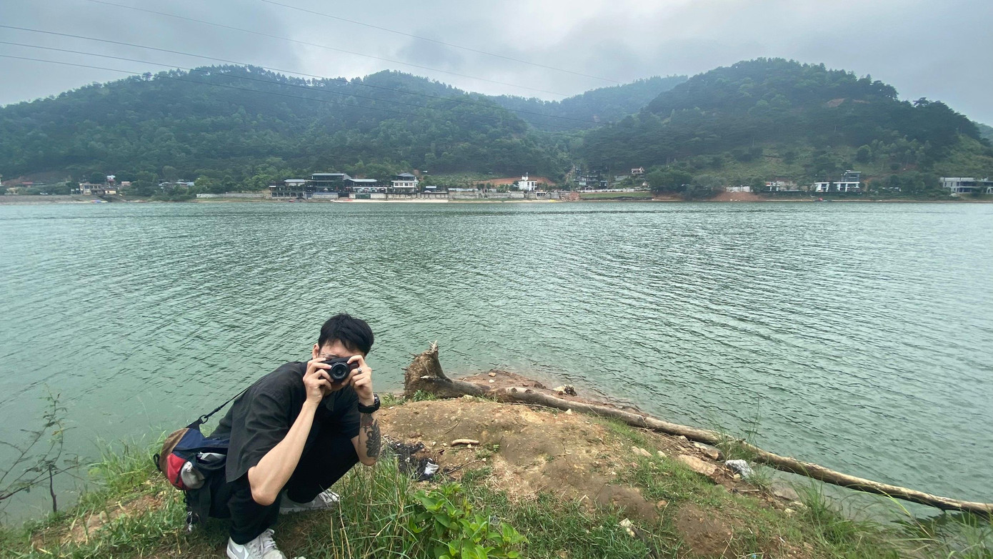 Đập hồ Đồng Đò thuộc địa phận Minh Trí, Sóc Sơn cách Hà Nội khoảng 45km, mất khoảng hơn 1h đồng hồ để di chuyển từ Hà Nội. Hồ nằm ở giữa thung lũng. Hai bên hồ là đồi núi tương đối cao, xung quanh được phủ bởi rừng thông xanh hơn 30 năm tuổi. Hồ rộng khoảng 60 ha có chiều dài hơn 2 km với sức chứa khoảng 900.000m³, là nơi có nhiều bãi hồ mát và không gian thoáng để cắm trại. Đập hồ Đồng Đò thuộc địa phận Minh Trí, Sóc Sơn cách Hà Nội khoảng 45km, mất khoảng hơn 1h đồng hồ để di chuyển từ Hà Nội. Hồ nằm ở giữa thung lũng. Hai bên hồ là đồi núi tương đối cao, xung quanh được phủ bởi rừng thông xanh hơn 30 năm tuổi. Hồ rộng khoảng 60 ha có chiều dài hơn 2 km với sức chứa khoảng 900.000m³, là nơi có nhiều bãi hồ mát và không gian thoáng để cắm trại.